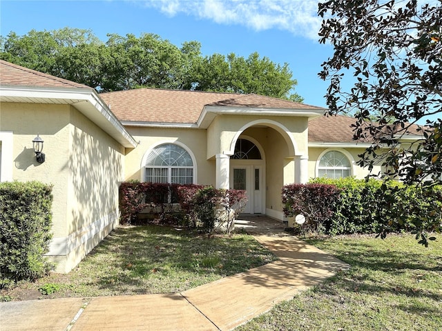 view of front of property with a front yard