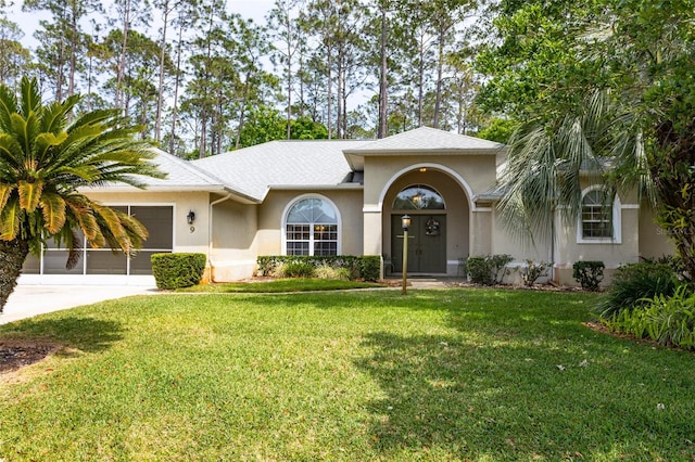 view of front facade featuring a front lawn