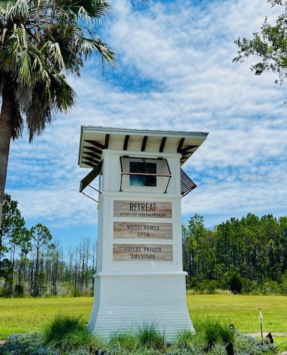 community sign featuring a yard