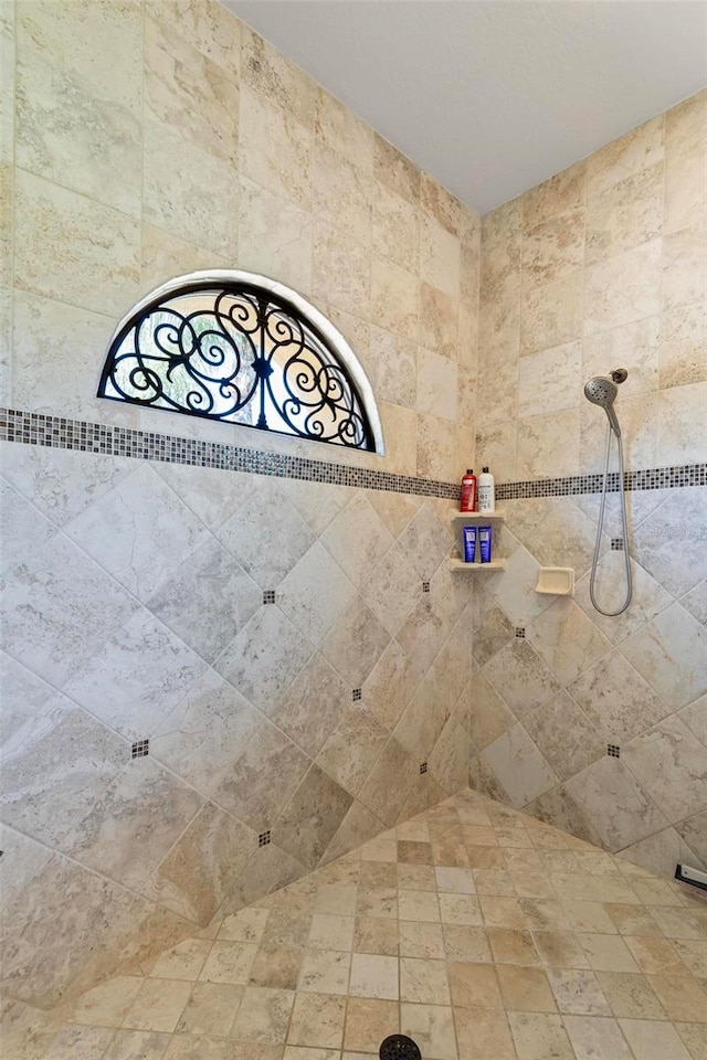 bathroom featuring tiled shower