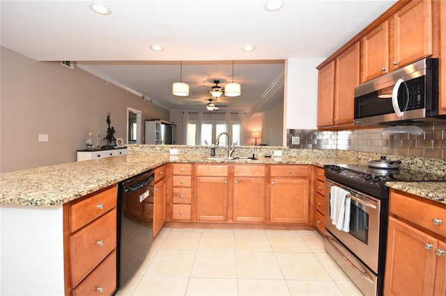 kitchen featuring crown molding, kitchen peninsula, appliances with stainless steel finishes, sink, and ceiling fan