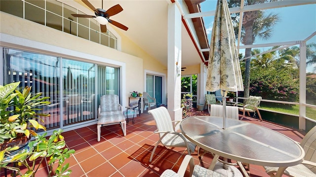 sunroom with ceiling fan