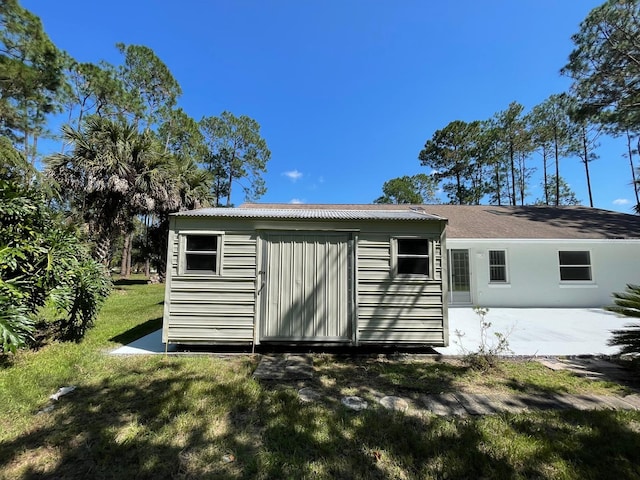 view of outdoor structure featuring a yard