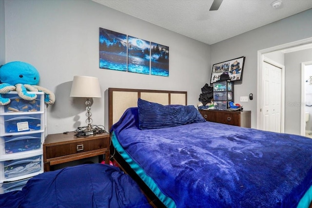 bedroom featuring ceiling fan, a closet, and a textured ceiling