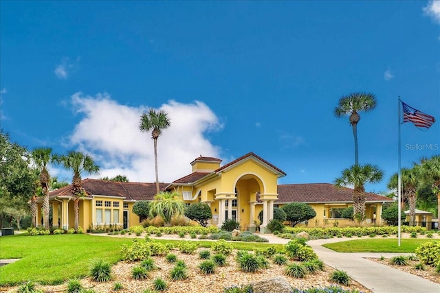 view of front of home featuring a front lawn