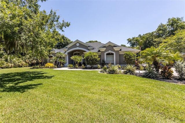 view of front of property featuring a front yard