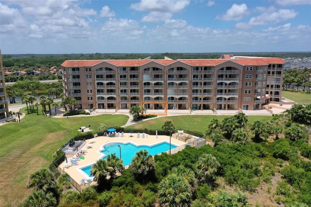 view of swimming pool