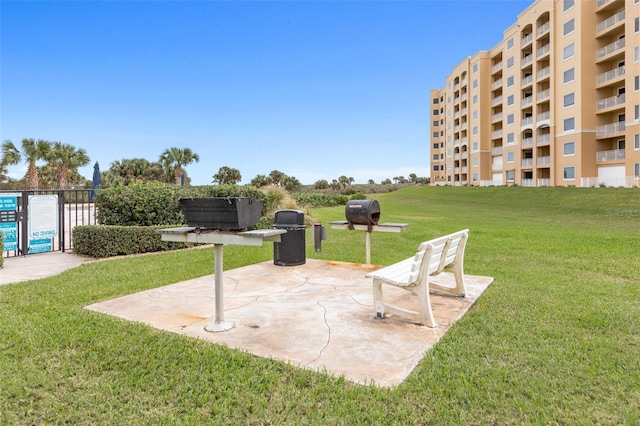 view of yard featuring a patio area