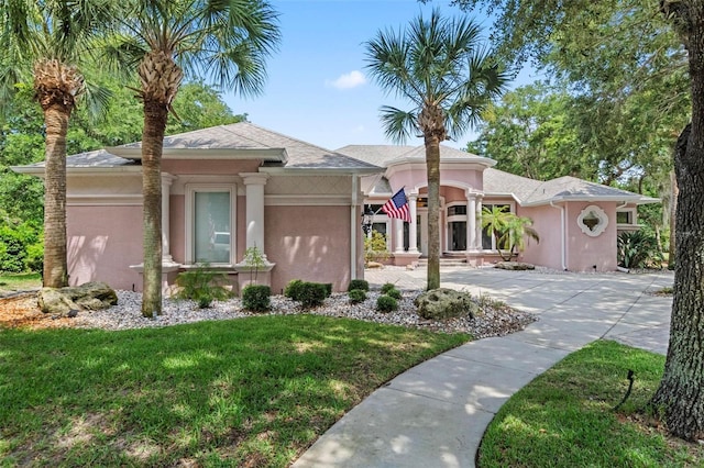 view of front of property featuring a front yard