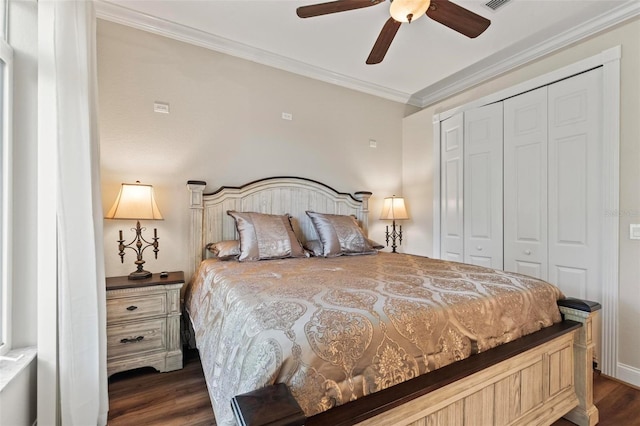 bedroom featuring ceiling fan, a closet, dark hardwood / wood-style floors, and ornamental molding