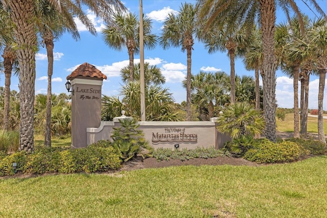 community sign featuring a lawn