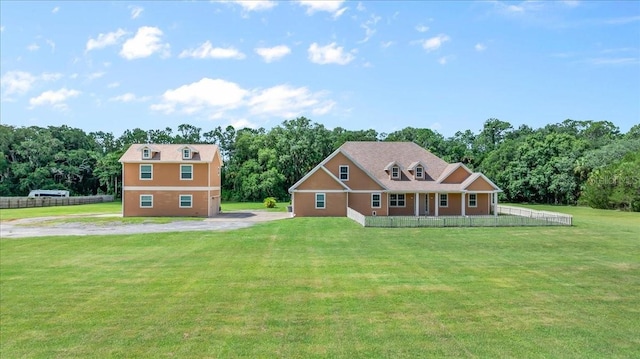 view of front of property featuring a front lawn