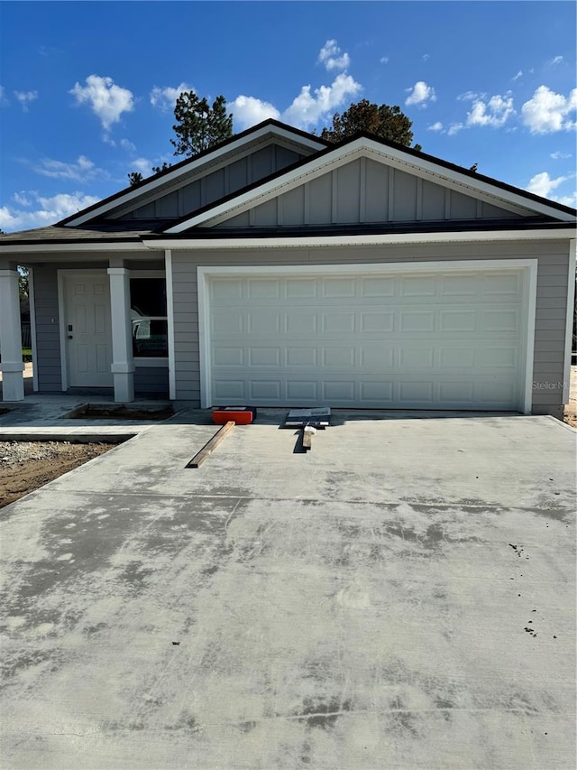 view of front facade featuring a garage