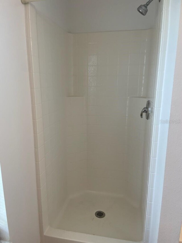 bathroom featuring a tile shower