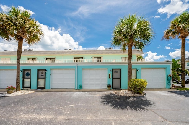 townhome / multi-family property featuring a balcony