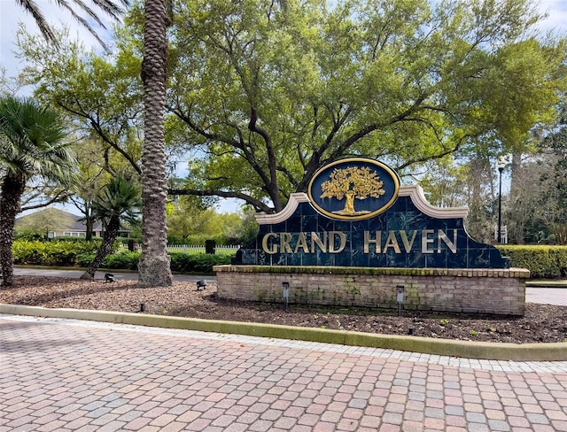 view of community / neighborhood sign