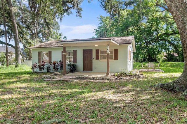 view of front facade featuring a front lawn