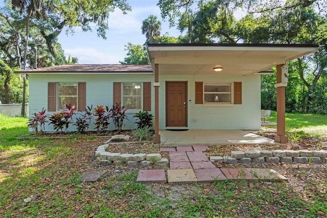 view of front facade with a front lawn