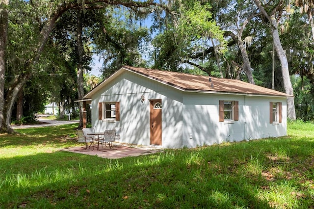 view of outbuilding with a yard