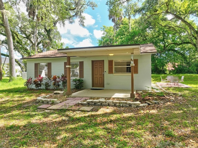 view of front facade with a porch and a front yard