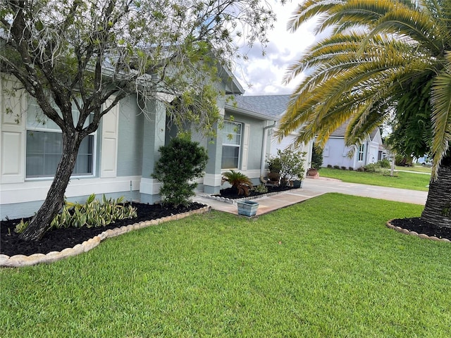 view of front facade featuring a front lawn