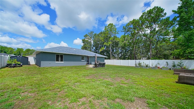 view of yard featuring a storage unit