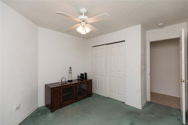 bedroom with ceiling fan, a closet, carpet, and a textured ceiling