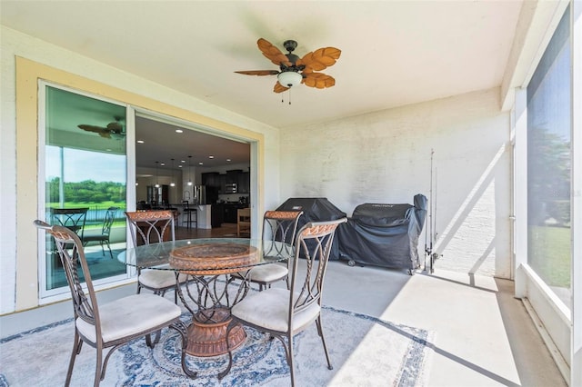 sunroom with ceiling fan