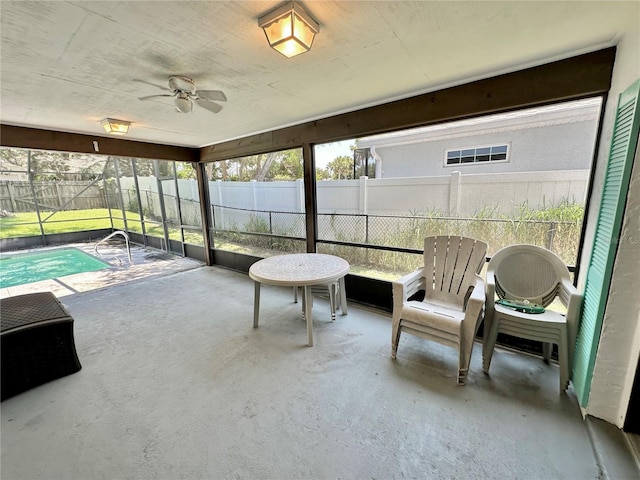 sunroom with ceiling fan