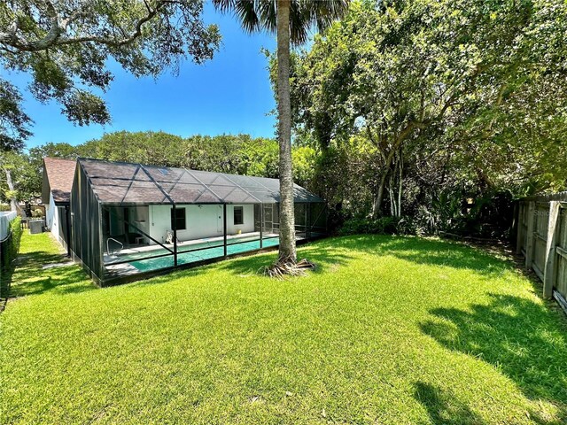 view of yard featuring a fenced in pool