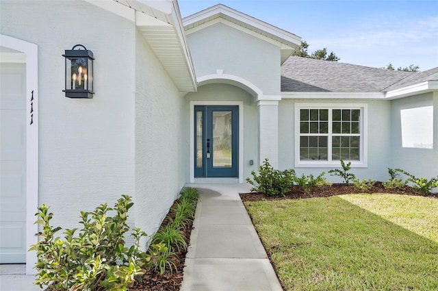 property entrance featuring a lawn