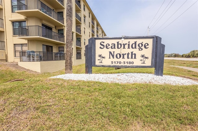 community sign featuring a yard