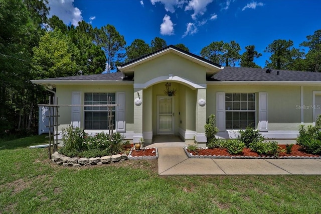 single story home with a front lawn