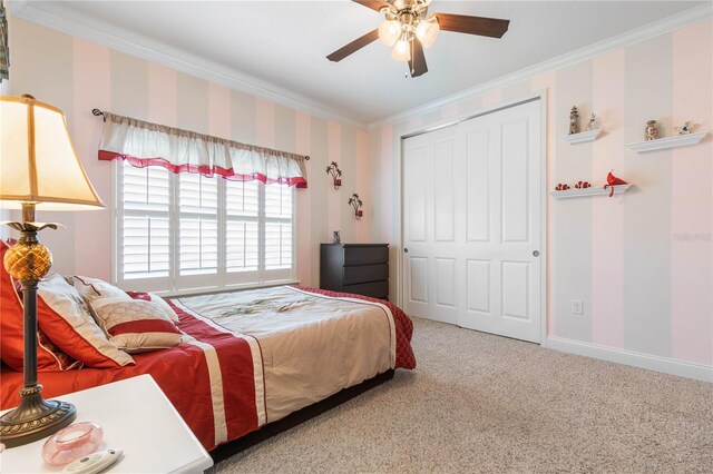 bedroom featuring carpet floors, crown molding, ceiling fan, and a closet