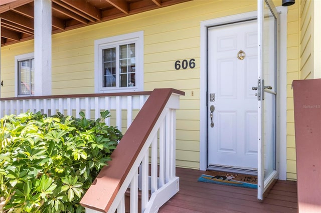 entrance to property featuring a porch