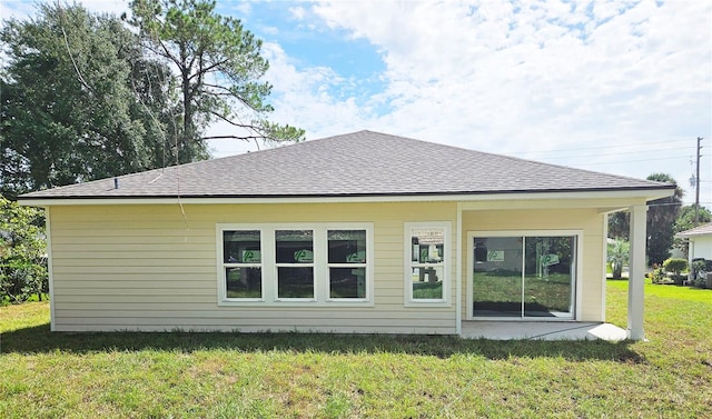 back of house featuring a lawn