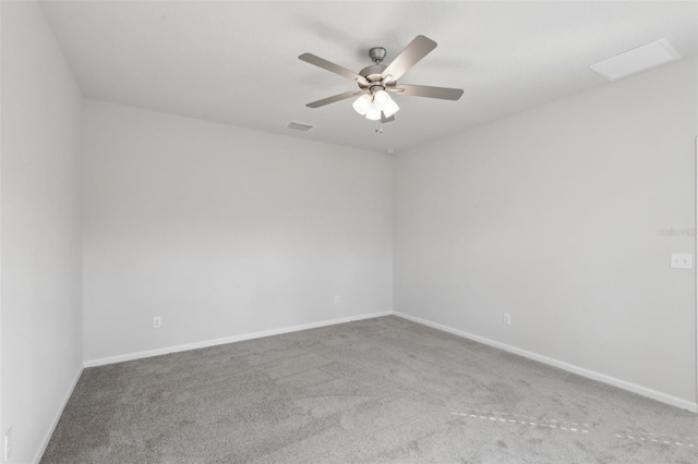 carpeted empty room featuring ceiling fan