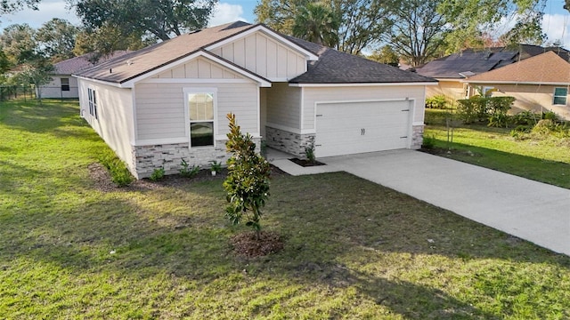 view of front of property featuring a front lawn and a garage