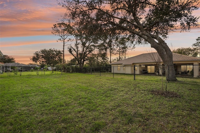 view of yard at dusk