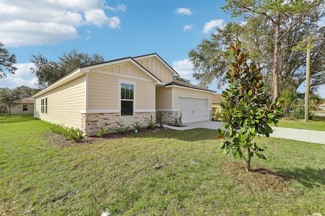 view of front of property featuring a front yard and a garage