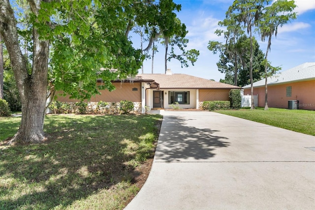 ranch-style home featuring a front lawn