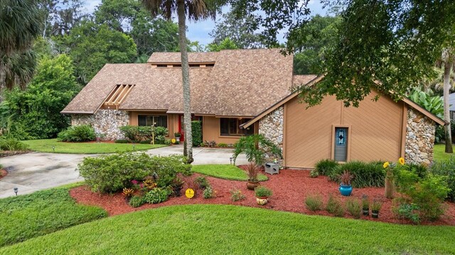 view of front facade featuring a front lawn