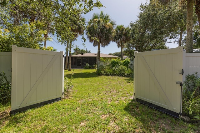 view of yard featuring a shed