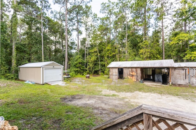 view of yard featuring an outdoor structure and a garage