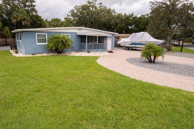 view of front of property featuring a front lawn