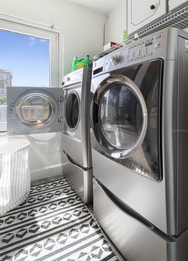 washroom featuring laundry area and independent washer and dryer