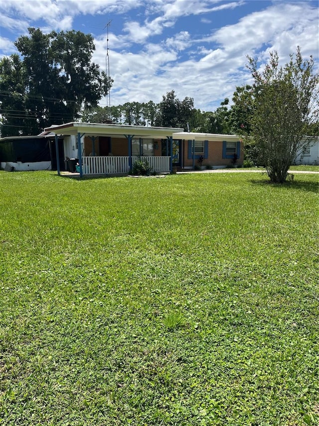 view of front of property featuring a front yard