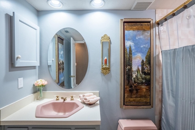 bathroom with curtained shower, a sink, visible vents, and recessed lighting