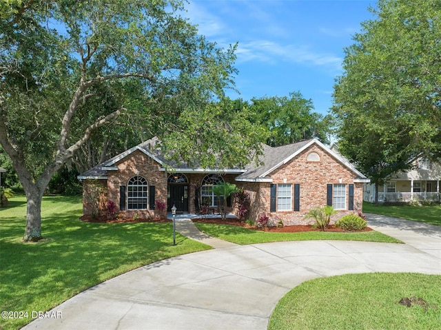 ranch-style house featuring a front lawn