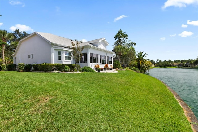 view of yard featuring a water view